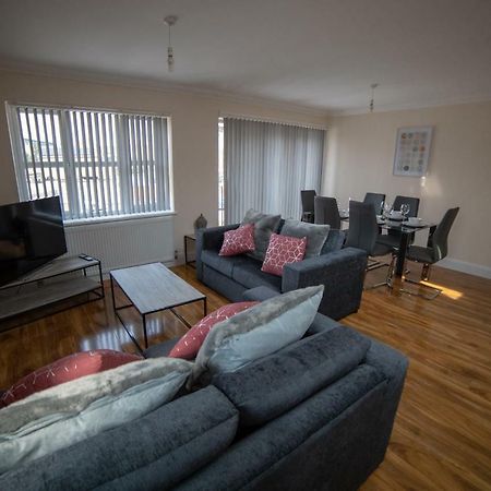 The Coach House - London Heathrow Serviced Apartments Stanwell Exterior foto