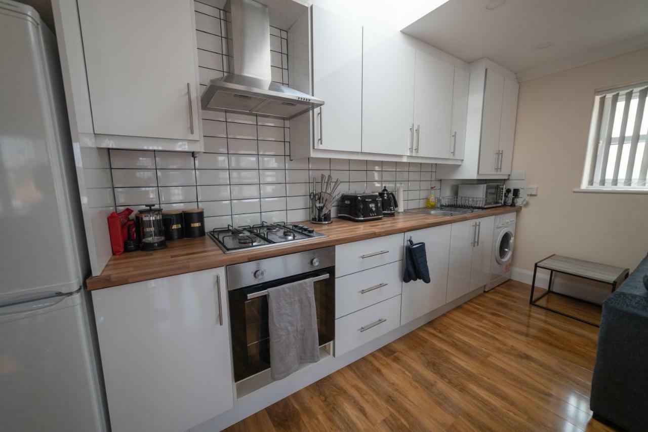 The Coach House - London Heathrow Serviced Apartments Stanwell Exterior foto