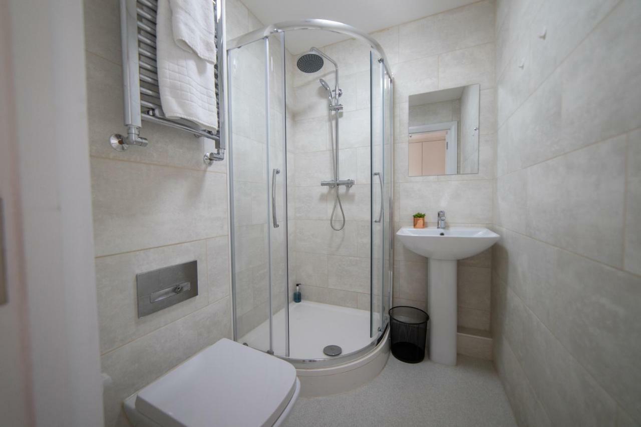 The Coach House - London Heathrow Serviced Apartments Stanwell Exterior foto