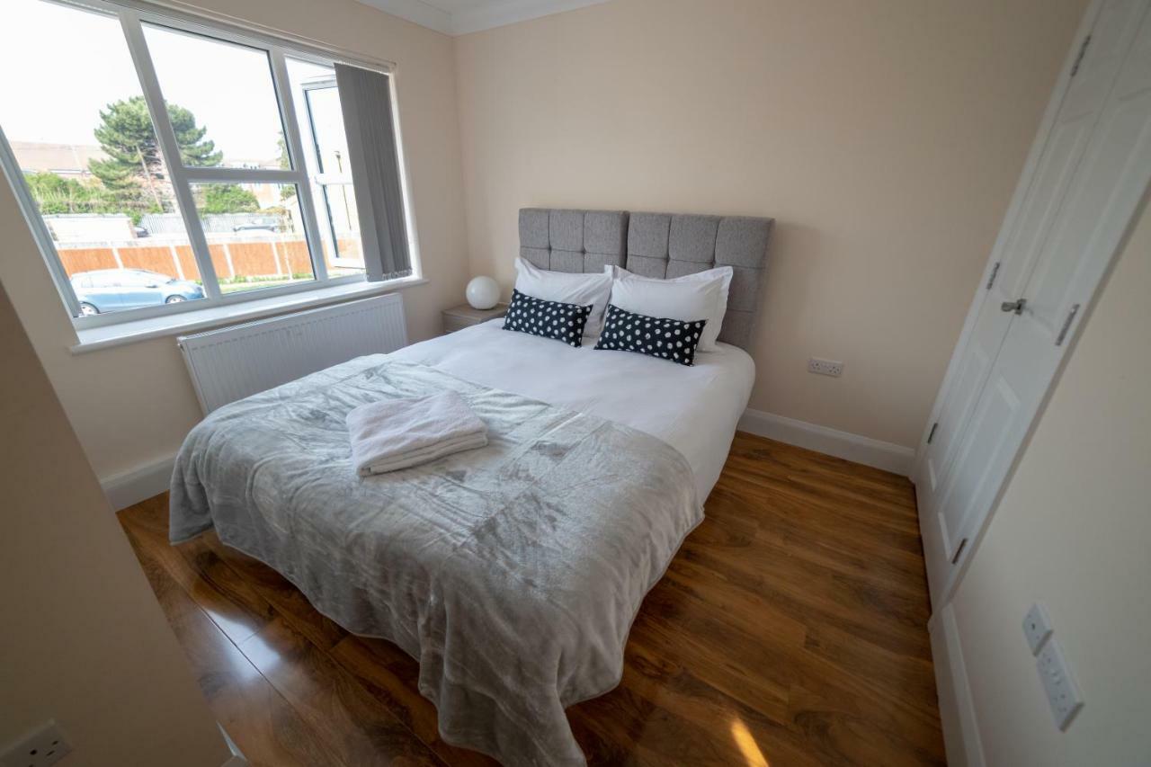 The Coach House - London Heathrow Serviced Apartments Stanwell Exterior foto