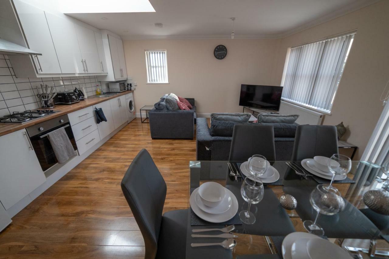 The Coach House - London Heathrow Serviced Apartments Stanwell Exterior foto