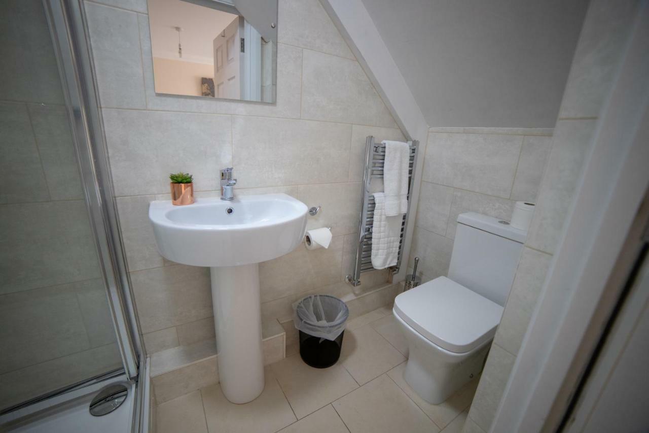 The Coach House - London Heathrow Serviced Apartments Stanwell Exterior foto