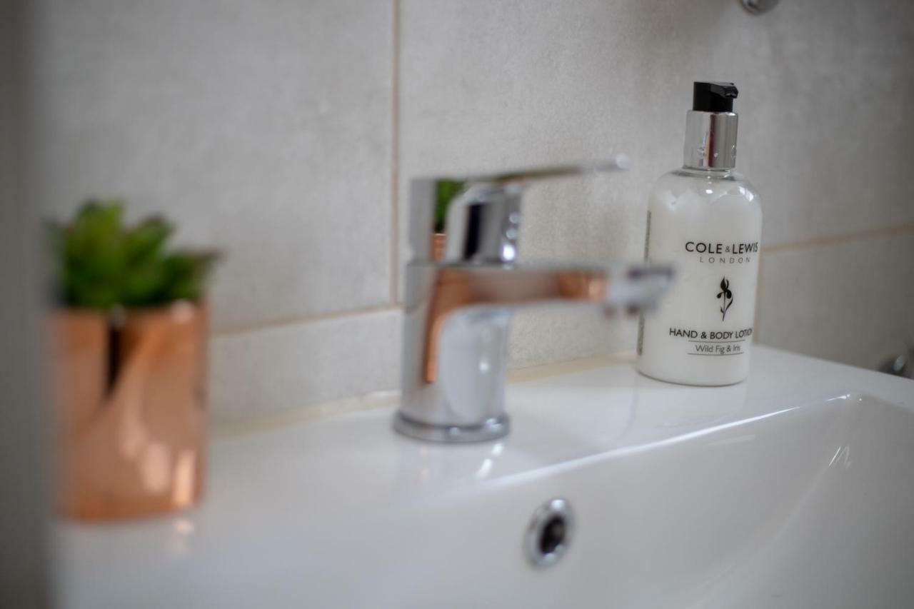 The Coach House - London Heathrow Serviced Apartments Stanwell Exterior foto
