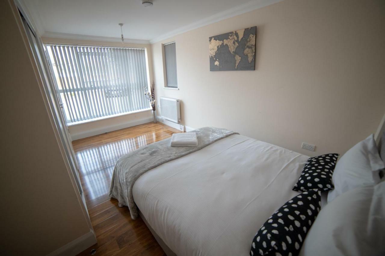 The Coach House - London Heathrow Serviced Apartments Stanwell Exterior foto