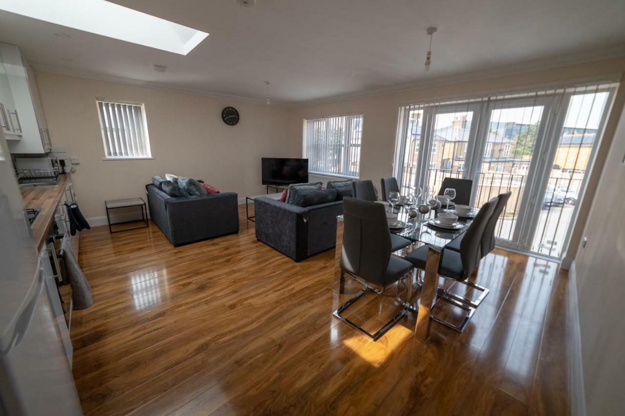 The Coach House - London Heathrow Serviced Apartments Stanwell Exterior foto