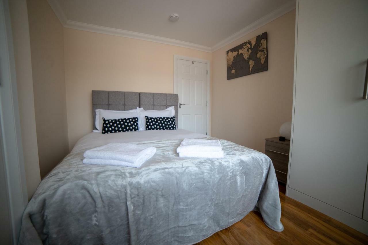 The Coach House - London Heathrow Serviced Apartments Stanwell Exterior foto