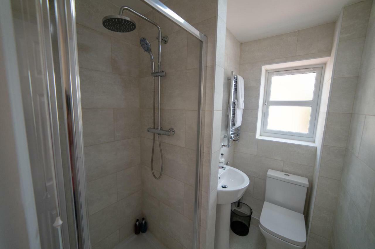 The Coach House - London Heathrow Serviced Apartments Stanwell Exterior foto