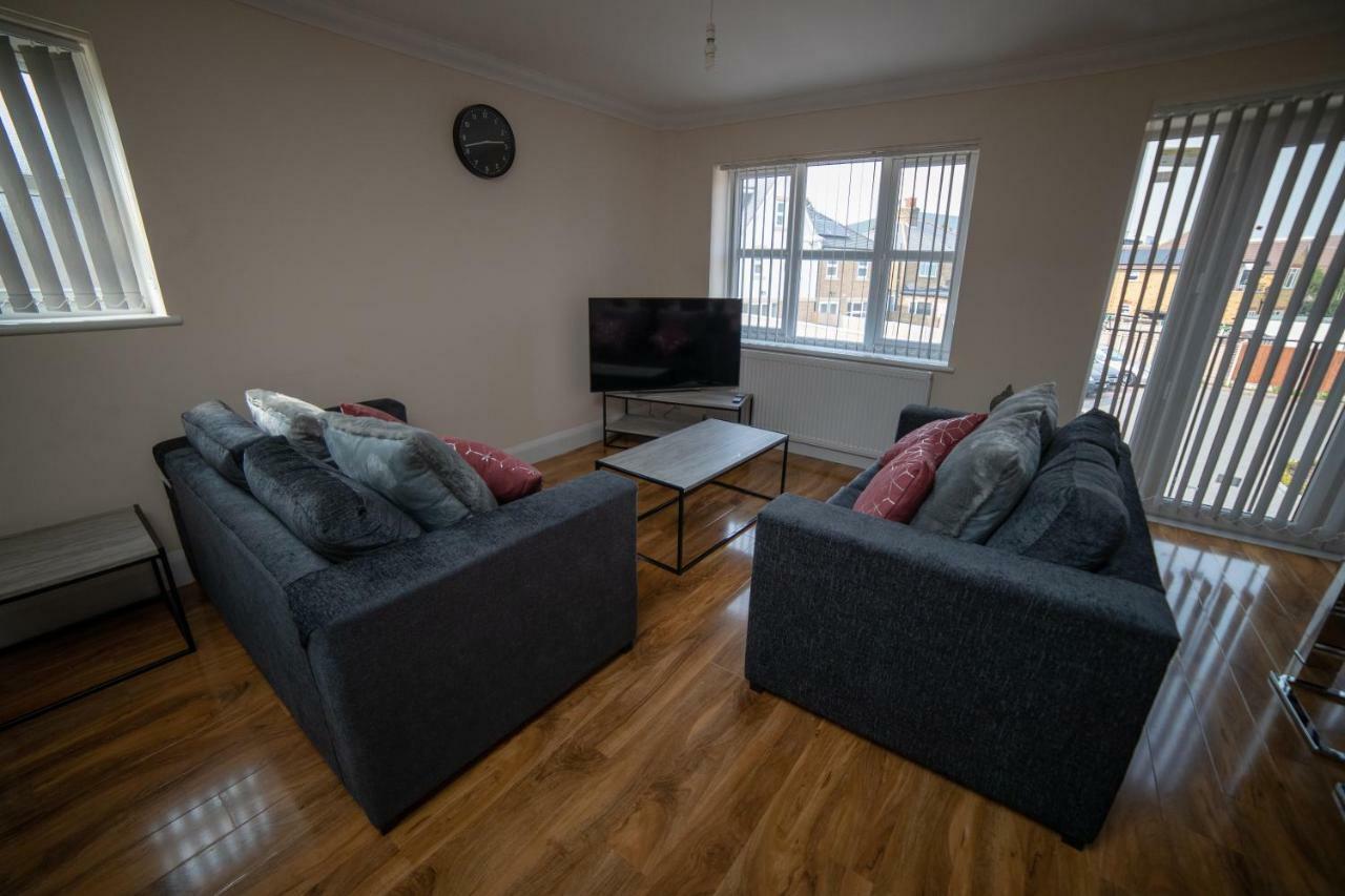 The Coach House - London Heathrow Serviced Apartments Stanwell Exterior foto